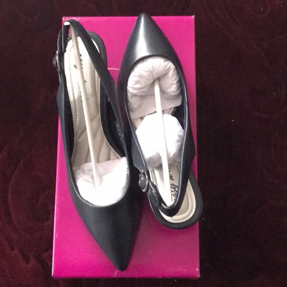 Easy Street Womens Faye Pointed Toe Kitten Heel Pumps